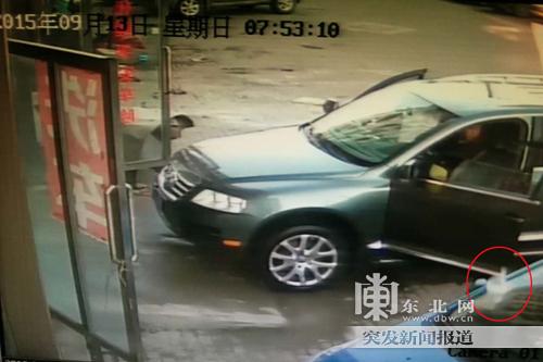 带液体避孕套坠落 砸损一轿车风挡玻璃(图)