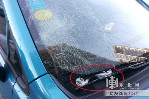 带液体避孕套坠落 砸损一轿车风挡玻璃(图)