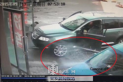 带液体避孕套坠落 砸损一轿车风挡玻璃(图)