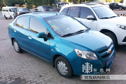 带液体避孕套坠落 砸损一轿车风挡玻璃(图)