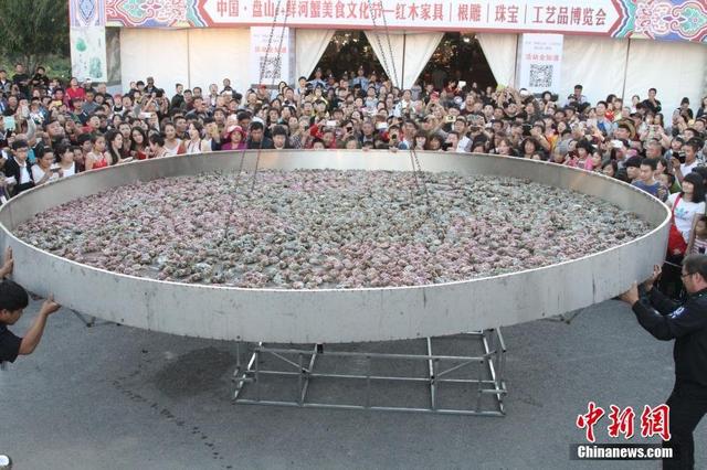 辽宁盘山巨锅蒸肥蟹 吊车掀锅盖