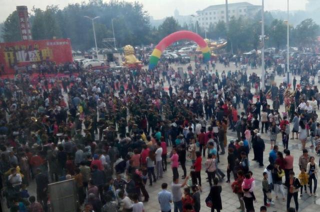 山东一超市促销引万人抢购 特警拉人墙保安全