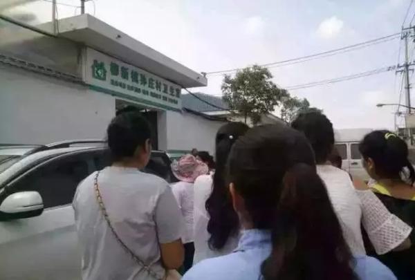 9月8日，江苏徐州铜山区柳新镇孙庄村，一名中年男子手持约30厘米尖刀，捅死胡玉庆、胡玉祝兄弟俩的父亲胡今升。肚子刺破，肩膀切削，脖子大动脉出血。胡今升是孙庄村卫生室医生。澎湃新闻（www.thepaper.cn）采访获悉，该中年男子曾为便秘求医。