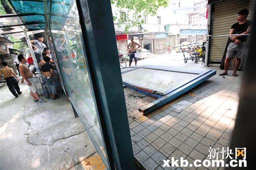 六旬义工被宣传栏“断脚”压死 全家领低保多年