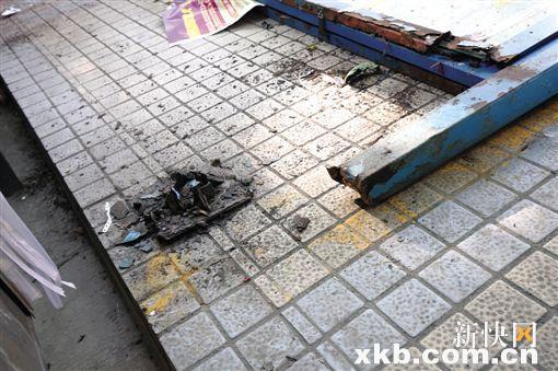 六旬义工被宣传栏“断脚”压死 全家领低保多年