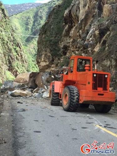 川藏公路芒康县境内段突发山体垮塌200余人被困