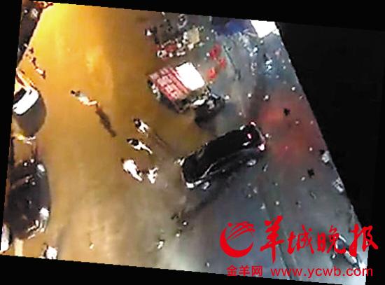 两方男子疑因口角烧烤摊斗殴 被殴者开车撞人群