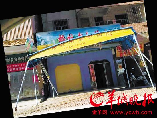 两方男子疑因口角烧烤摊斗殴 被殴者开车撞人群