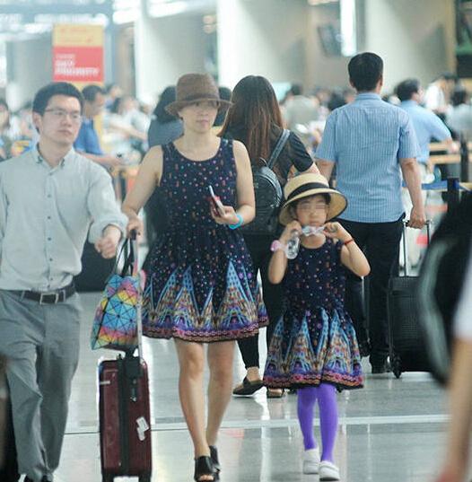 陶虹素颜现身机场 和女儿穿亲子装显温馨