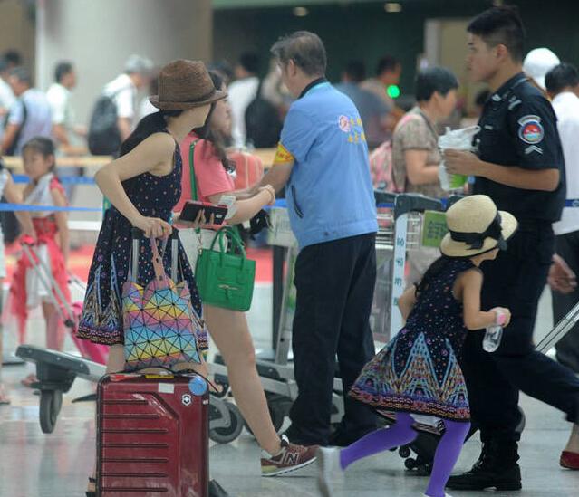 陶虹素颜现身机场 和女儿穿亲子装显温馨