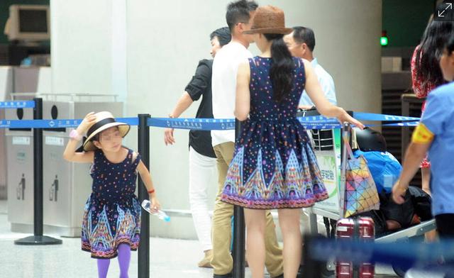 陶虹素颜现身机场 和女儿穿亲子装显温馨