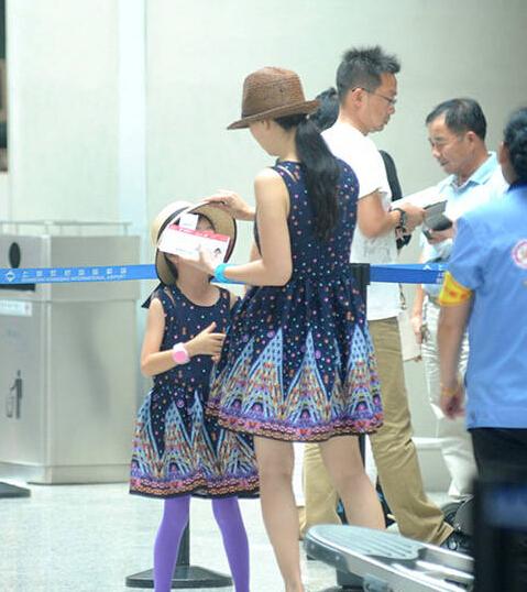 陶虹素颜现身机场 和女儿穿亲子装显温馨