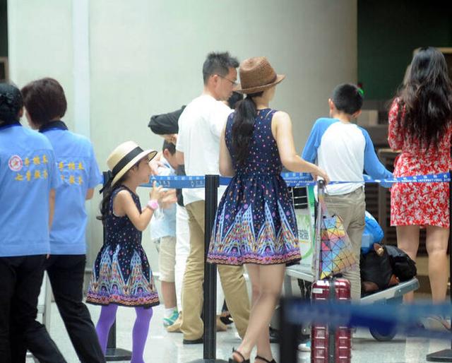 陶虹素颜现身机场 和女儿穿亲子装显温馨