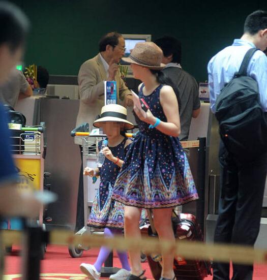 陶虹素颜现身机场 和女儿穿亲子装显温馨