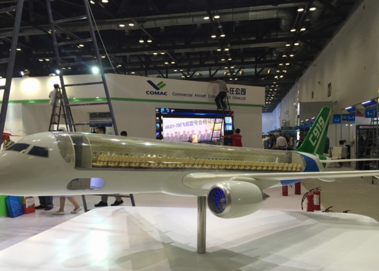国产C919客机模型