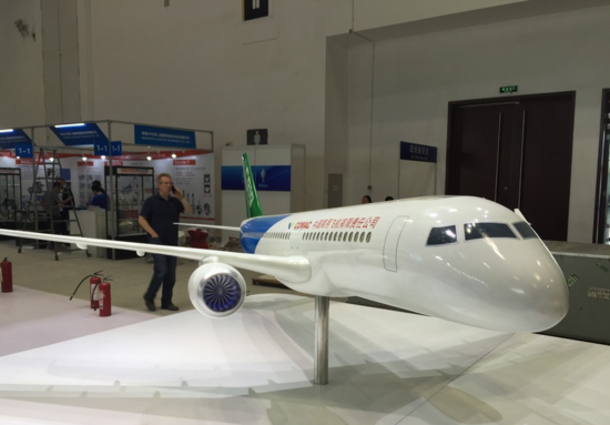 国产C919客机模型