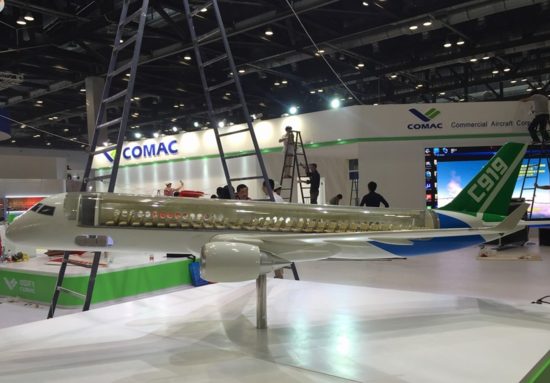 国产C919客机模型