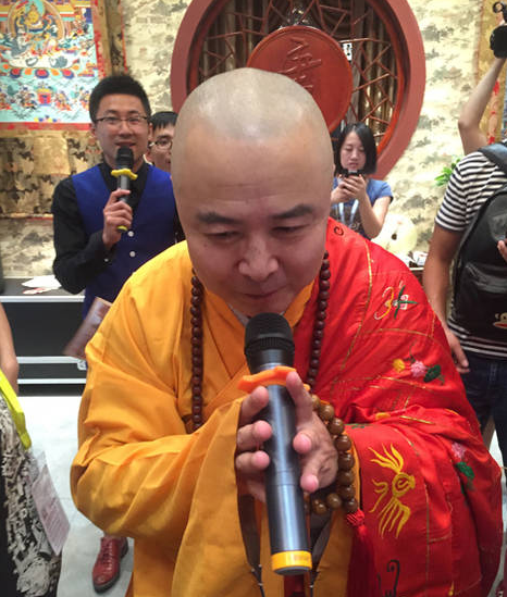 徐少华穿袈裟捞金 脸圆体胖发福明显