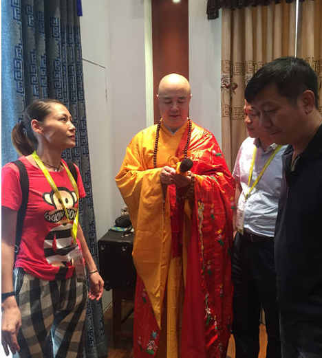 徐少华穿袈裟捞金 脸圆体胖发福明显