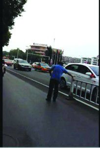 被扶老人在街头