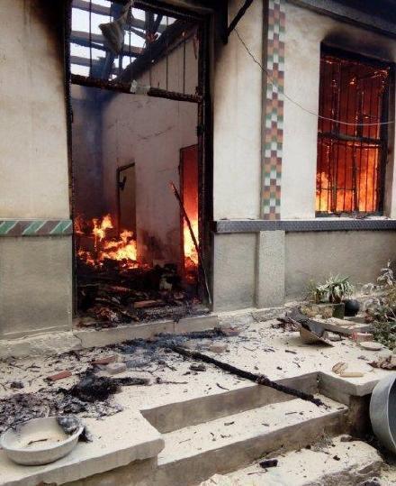 山东平邑农民拆迁房被烧死：着火时有人抛石块