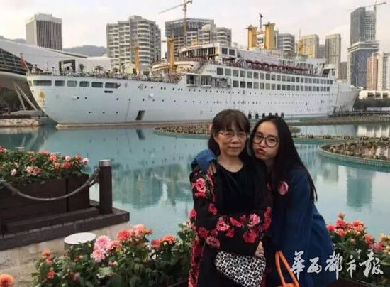 女作家与女儿合影