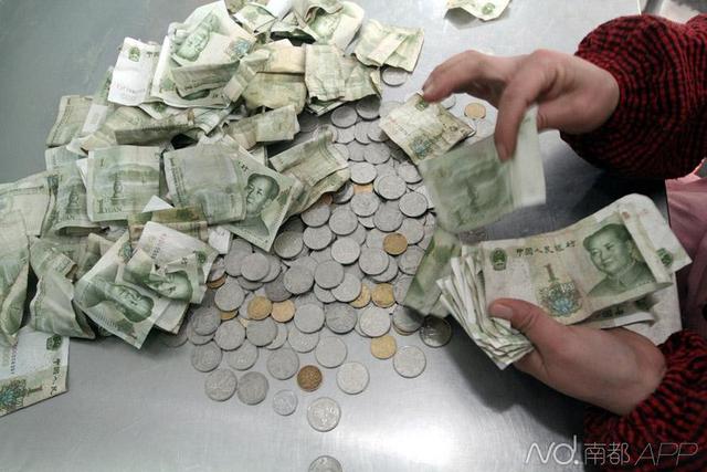 公交公司用麻袋装1元纸币赔死者家属被指故意刁难