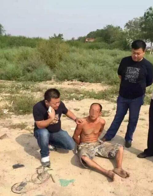 醉酒中年男子持菜刀砍杀路人被抓获。
