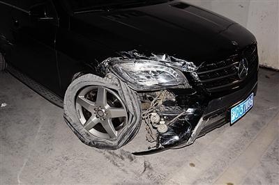 合川区一辆奔驰车肇事逃逸,被民警找到时,一女子自首,她的交代几乎天衣无缝,可是当民警要求她驾车回到事发现场时,露馅了——她坐进驾驶室右脚够不着油门,换她老公来刚刚好。