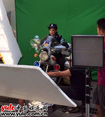 黄圣依帅气亮相剧组