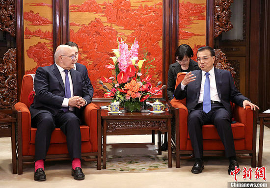 9月18日下午，中国国务院总理李克强在北京中南海紫光阁会见来华出席第三次中法高级别经济财金对话的法国财长萨班。中新社发