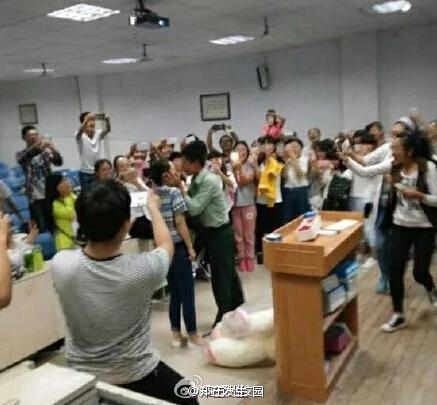 教官向受训女生表白并强吻 网友:防火防盗防教官