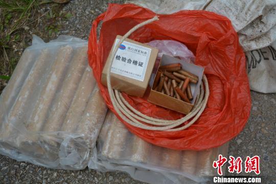 图为被查获的爆炸物品 钟欣 摄