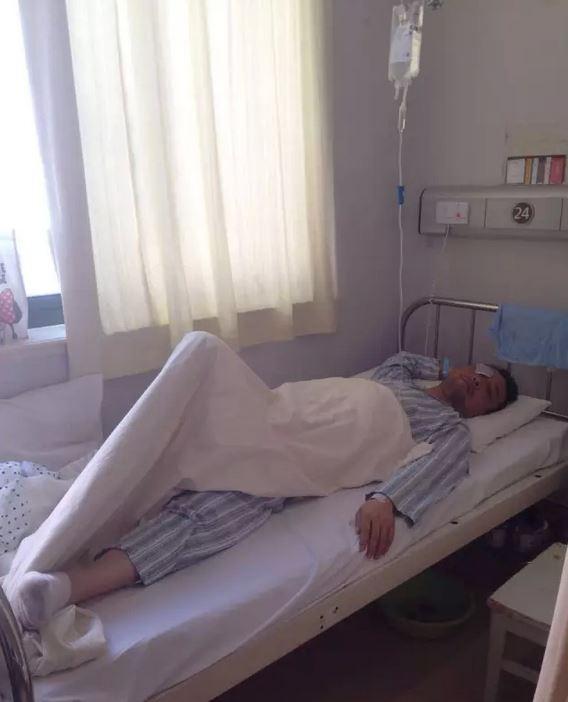 右眼受伤的王先生躺在病床上接受治疗。 微信公号“话匣子” 图