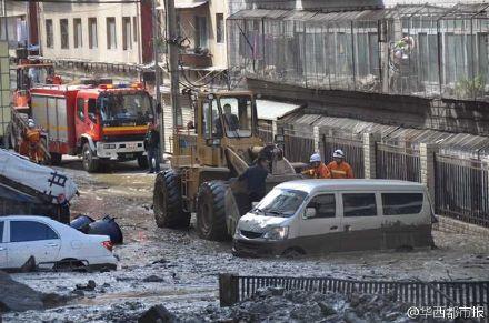 四川康定突发泥石流道路中断 车辆遭冲压变形