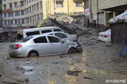 四川康定突发泥石流道路中断 车辆遭冲压变形
