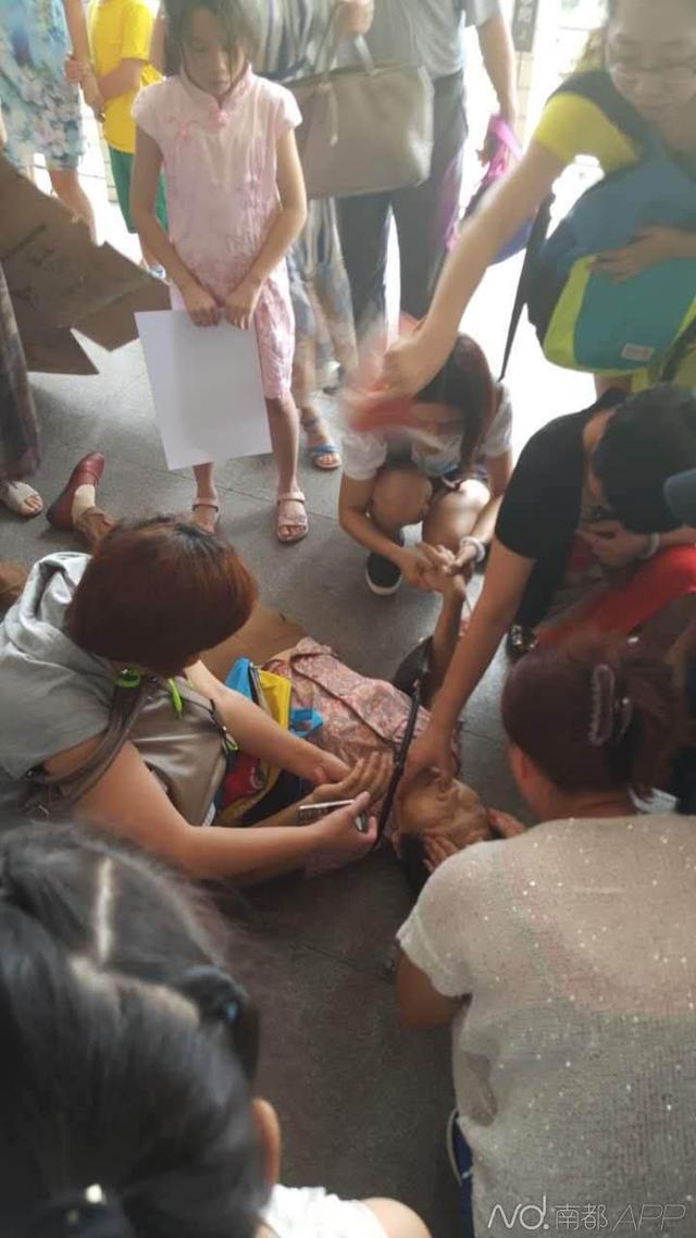 广州老奶奶晕倒 众市民热心相助