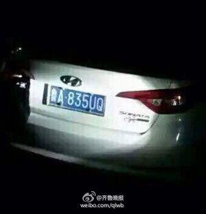 轿车在操场飙车撞上女生致其截肢 司机被控制