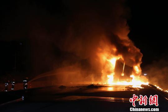 青海格尔木境内一货车失火火光冲天（图）