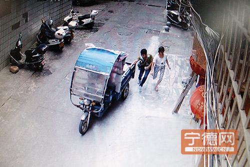 熊孩子偷开快递员电动三轮车 狂奔50米撞坏3小车