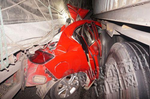 高速公路一小车被两挂车夹扁 车内5人奇迹生还