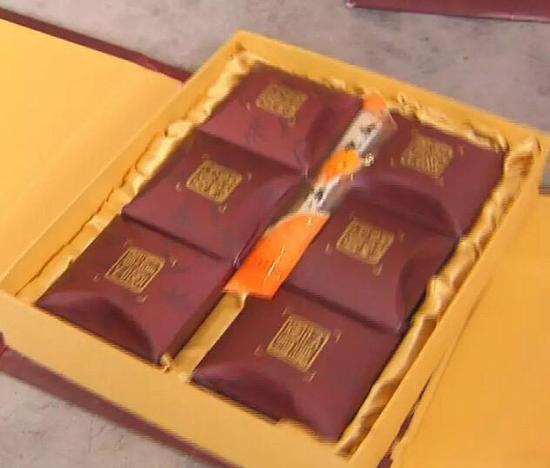 男子家现“古董月饼”