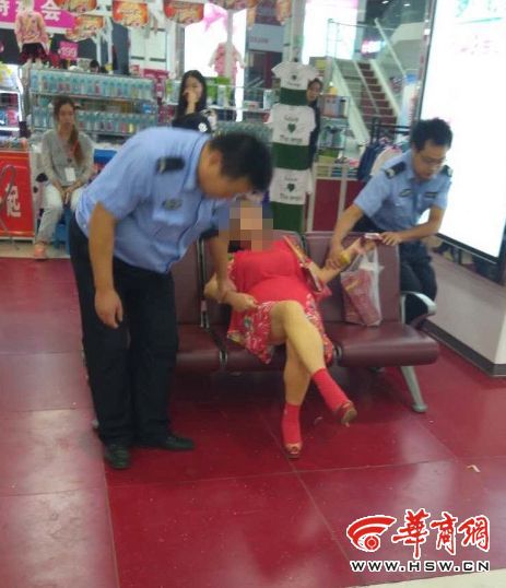 9月19日上午7时许，西安纺织城客运站外广场上，一名中年女子抱着一个襁褓步履踉跄，引起客运站工作人员注意，随即报警。民警赶到后，发现该女子行为怪异，试图查看女子怀中的襁褓，但该女子死死抱住襁褓不撒手。民警想方设法打开襁褓，令人震惊的是，里面竟然是一个死婴，婴儿的脸上已经腐烂。