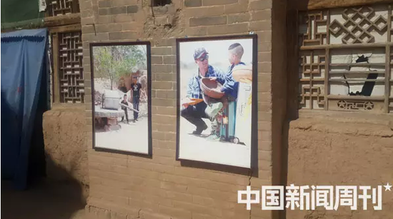 五号房外悬挂的胡军父子照片