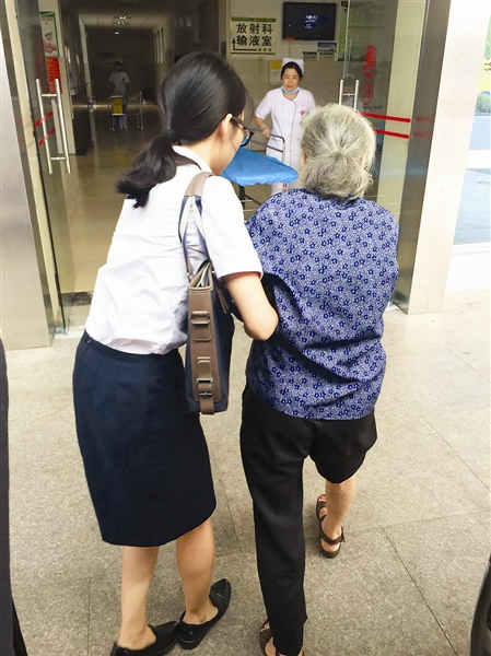 女子扶摔倒老人被诬 监控还原事发经过证清白