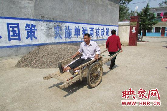 贾老师的爱人拉着他去上课