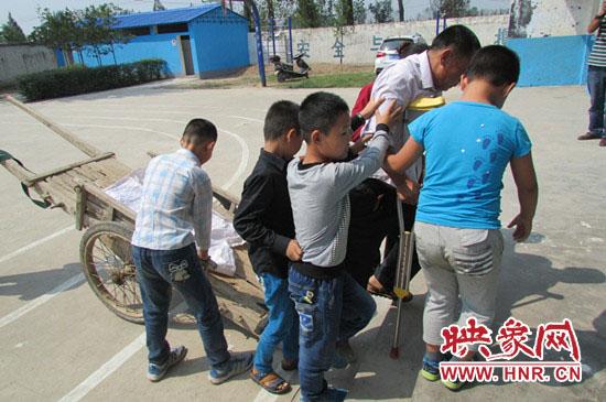 乡村教师修宿舍摔断腿架木拐上课 学生点赞(图)