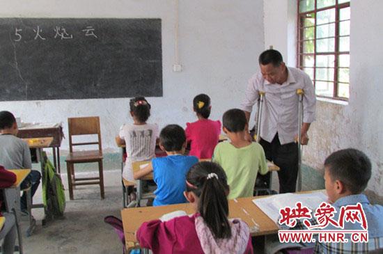 贾老师在课堂辅导学生