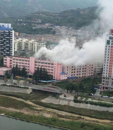 甘肃一中学防火演练不当 多名学生吸入烟雾就医