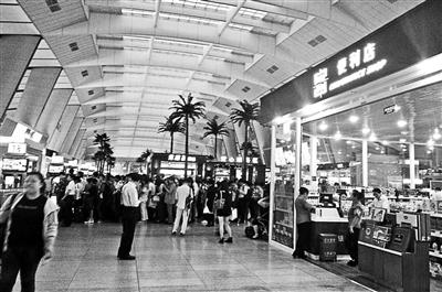 北京南站商铺被指挤占候车资源 单个年租金百万